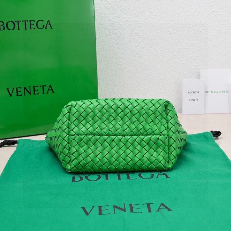 Batch 1560 Hello everyone, I have a new name, it’s called the Cabat woven Mini vegetable basket model ~ it can finally be carried on the shoulder. It is based on the original bag type and adds a shoulder strap and it is detachable! It's equivalent to spending one dollar to buy two bags. As the ace cutie of BV family, I really have no choice but to buy one! This bag of ours is really exactly the same as ZP. You can look big with a small amount of money~ Original sheepskin: size: 20*16*13cm, model: 5211#